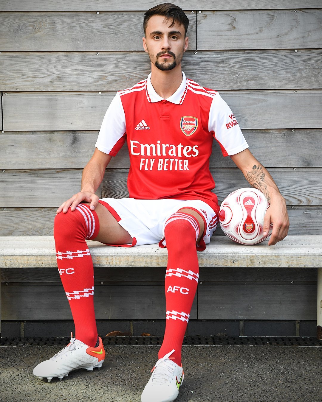 英超赛程吃紧，塞维利亚冲刺阶段复出首秀，质疑声仍在，团队化学反应显著的简单介绍-爱游戏手机版